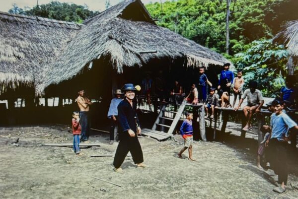 1983年頃アカ族の村で