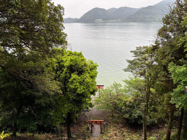 沖島弁財天の階段から琵琶湖を望む